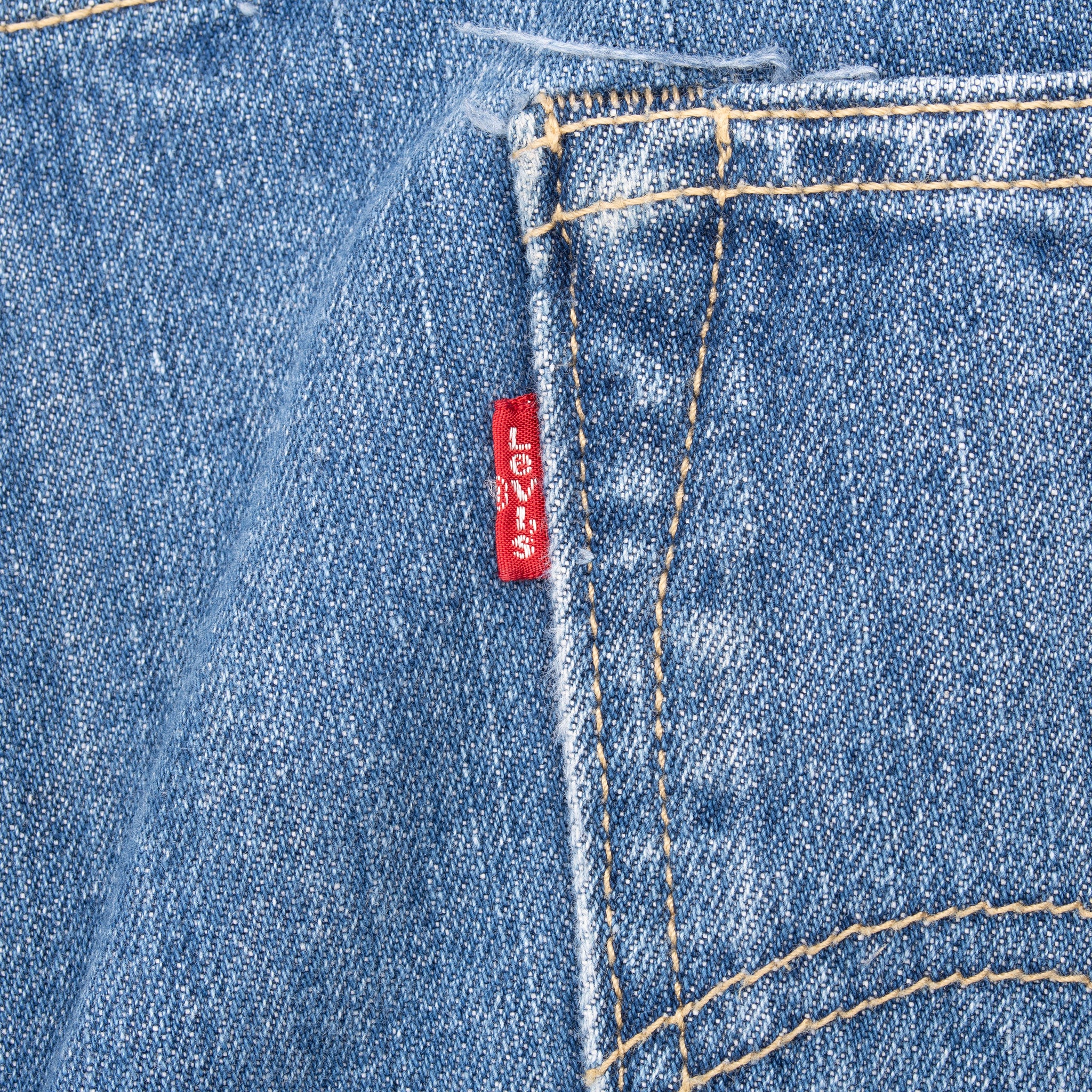 Beautiful Vintage Levis 505 Carpenter Relaxed Fit Indigo Jeans 2000S Size 42X30 With Medium Wash

Size on Tag 44X30 actual size 42X30

Back Button #322M