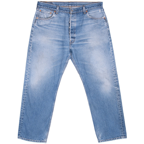 Vintage Levis 501 Indigo Jeans 1990S Size 36X28 Made In Usa With a beautiful Medium Light Wash and some beautiful whiskers

Size on Tag 38X32 Actual size 36X28

Back Button #555