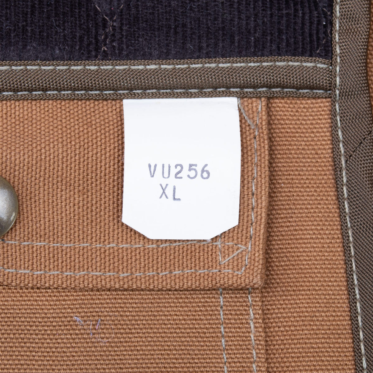 Close-up of VU256 XL model and size tag on front pocket