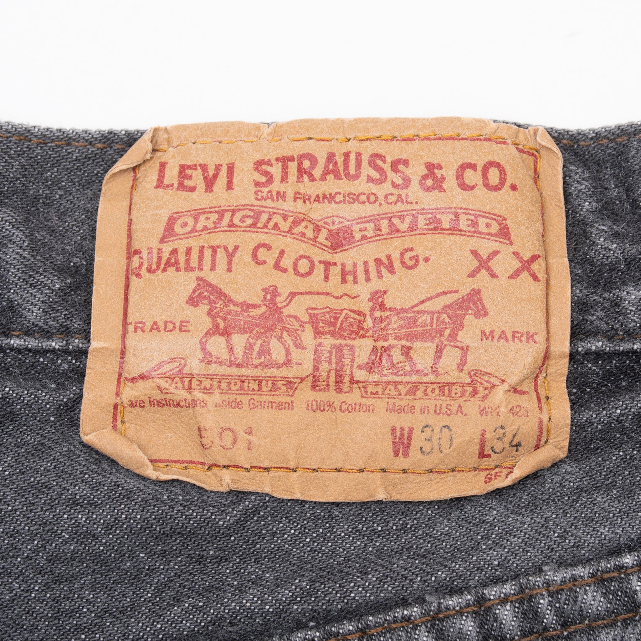 Beautiful Vintage Black Levis 501 Jeans 1980S Size 35X34 Made in USA

Size on Tag 30X34 Actual Size 29X32

Back Button #524