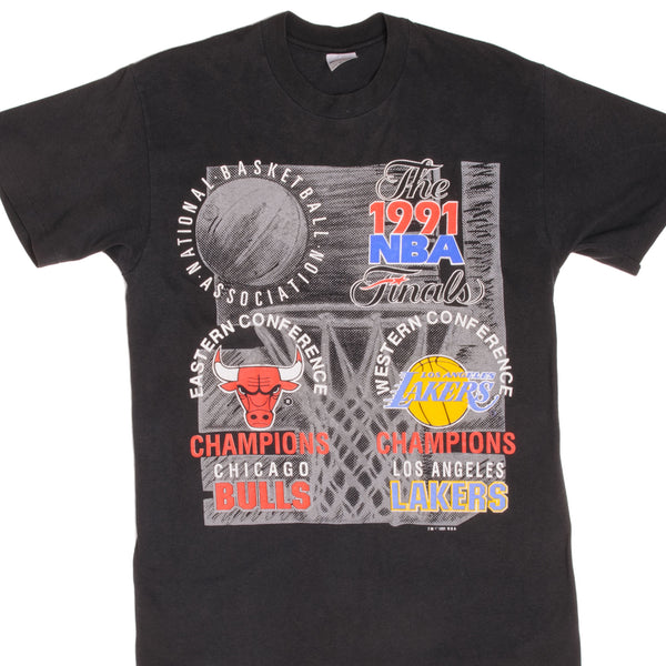 Mitchell and Ness Men's Chicago Bulls NBA 1991 Champions Graphic T-Shirt in White/White Size Medium | 100% Cotton